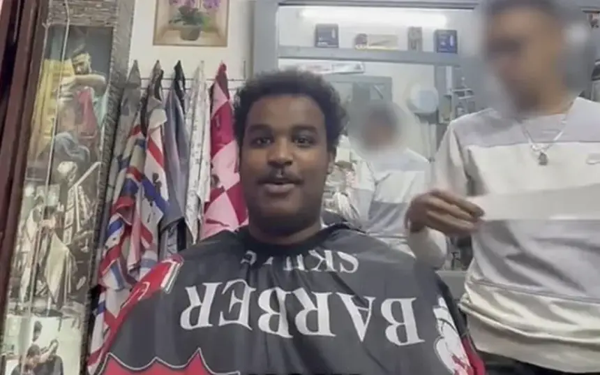 شاب بريطاني يسافر إلى المغرب لقصّ شعره بأقل تكلفة من الحلاقة في لندن!